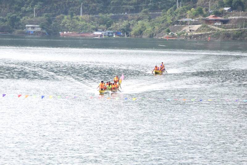 Thuyền đuôi én các đội thi rẽ sóng trên sông. Ảnh: Trung Hải