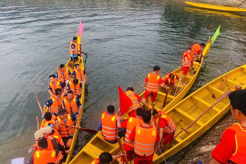 Lễ hội đua thuyền truyền thống trên bến cầu Pá Uôn, xã Quỳnh Nhai. Ảnh: Nhật Minh