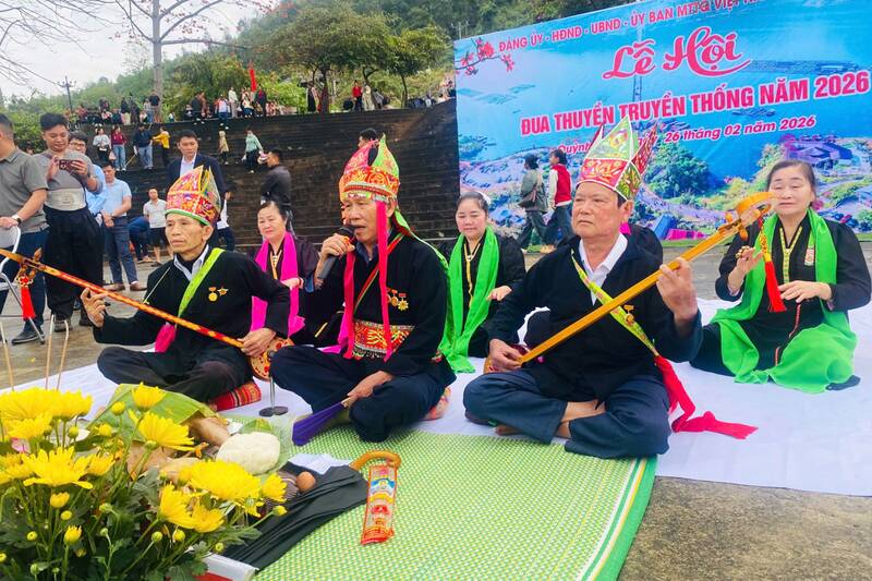 Các nghệ nhân thực hiện nghi lễ cúng Thần sông trước giờ thi đấu đua thuyền. Ảnh: Trung Hải