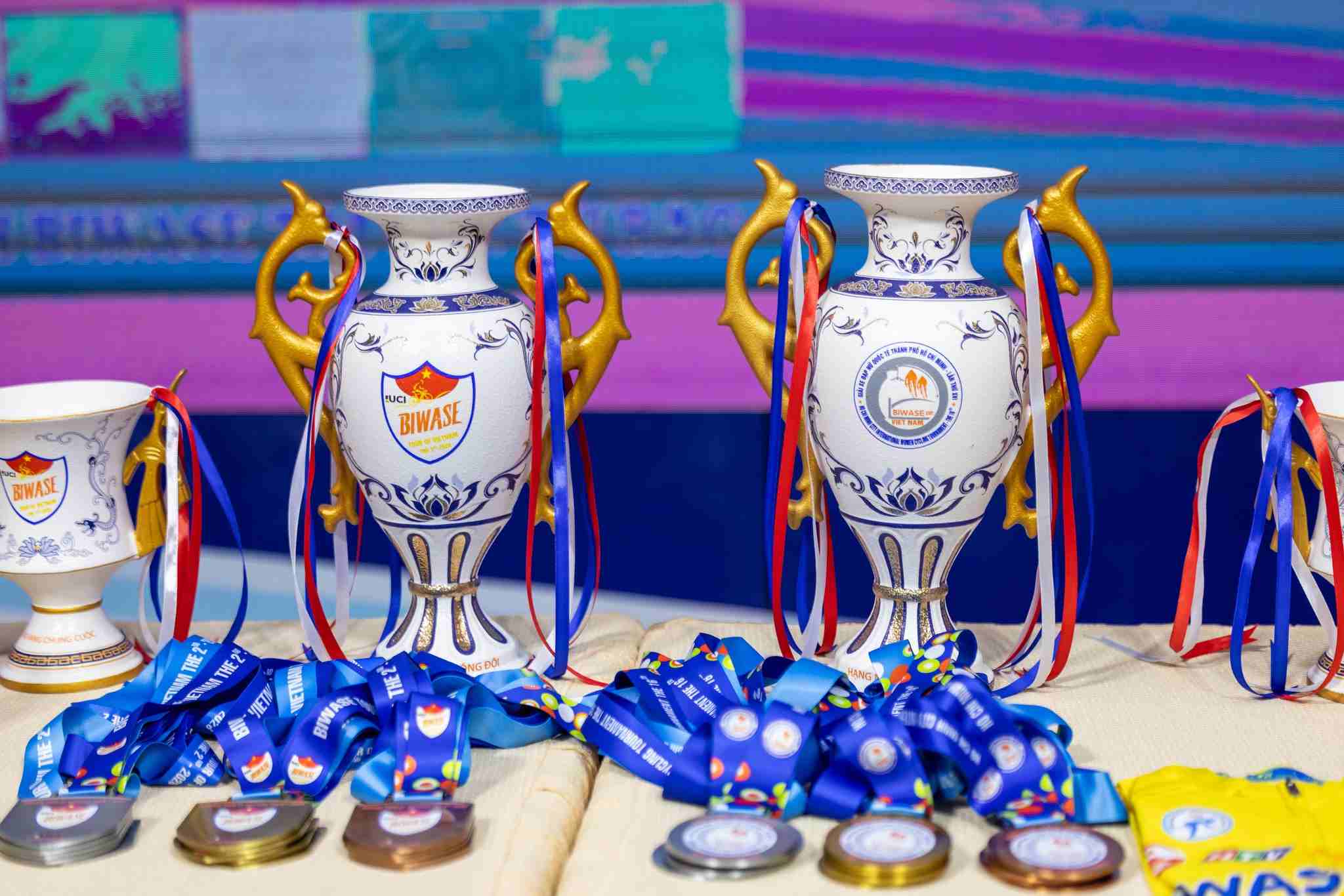 Chiếc cúp danh giá của Biwase Cup 2026 - biểu tượng cho khát vọng vươn tầm và dấu mốc lịch sử của xe đạp nữ Việt Nam. Ảnh: Minh Vũ