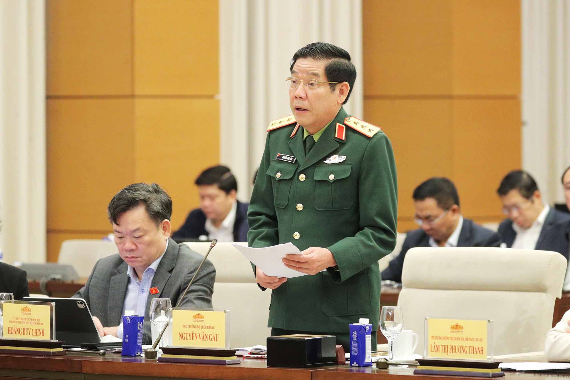 Senior Lieutenant General Nguyen Van Gau - Deputy Minister of National Defense said that the Ministry has organized a vote of confidence for 31 military officers participating in the election of National Assembly deputies of the 16th term, with a confidence rate of 100%. Photo: Ho Long.