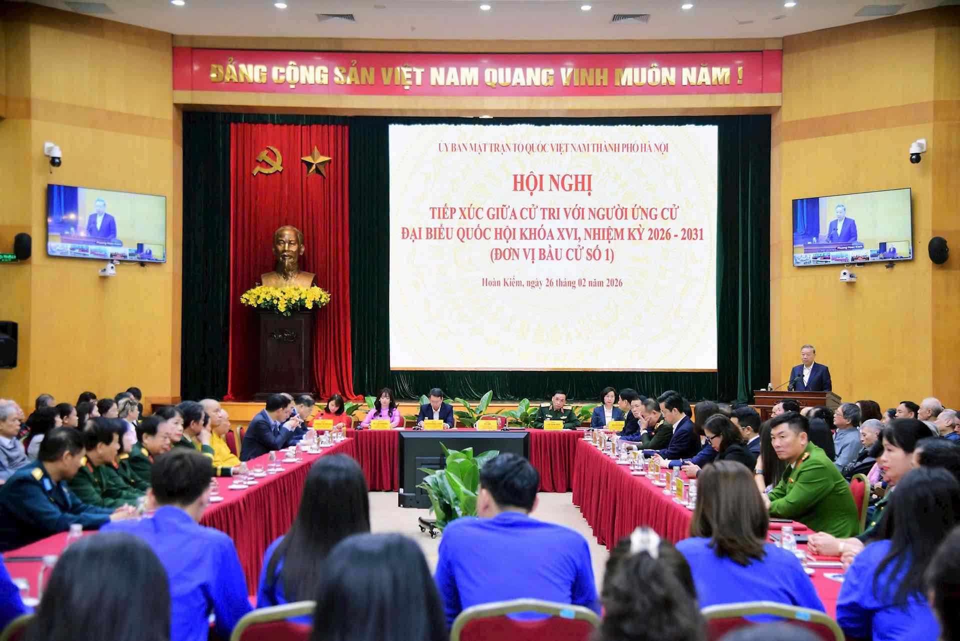 Tổng Bí thư Tô Lâm cùng các ứng viên đại biểu Quốc hội khóa XVI tại Đơn vị bầu cử số 1, Đoàn Đại biểu Quốc hội TP Hà Nội tới dự hội nghị tiếp xúc cử tri với người ứng cử Đại biểu Quốc hội khóa XVI nhiệm kỳ 2026-2031. Ảnh: Viết Thành