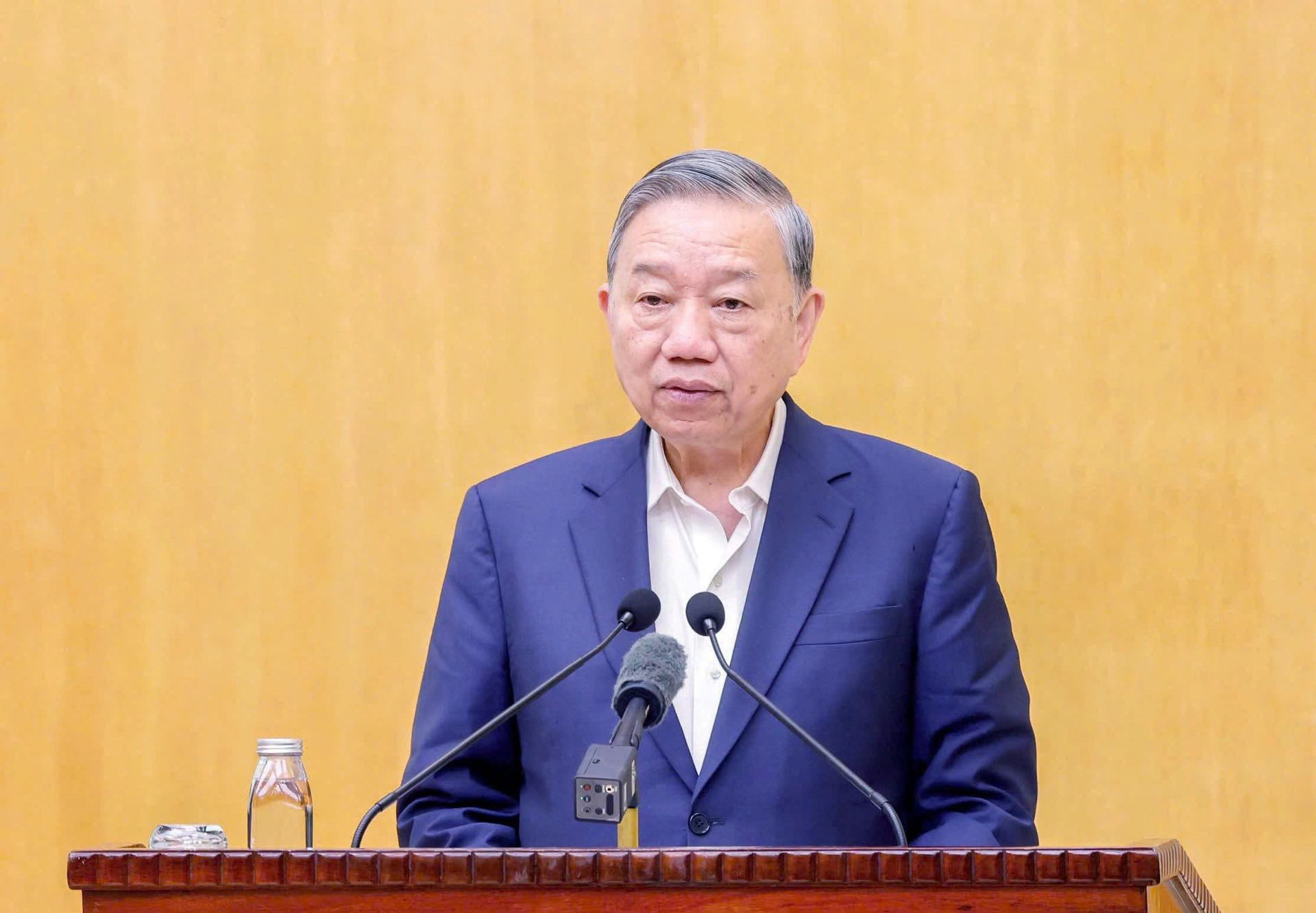 General Secretary To Lam - candidate for National Assembly Deputy of the 16th term exchanges views on some issues of concern to voters. Photo: Viet Thanh
