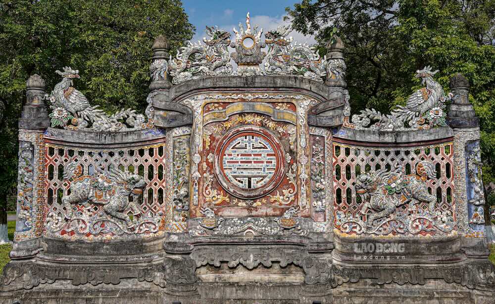 Bức bình phong được trang trí hình tượng Long mã bên trong Viện Cơ mật.