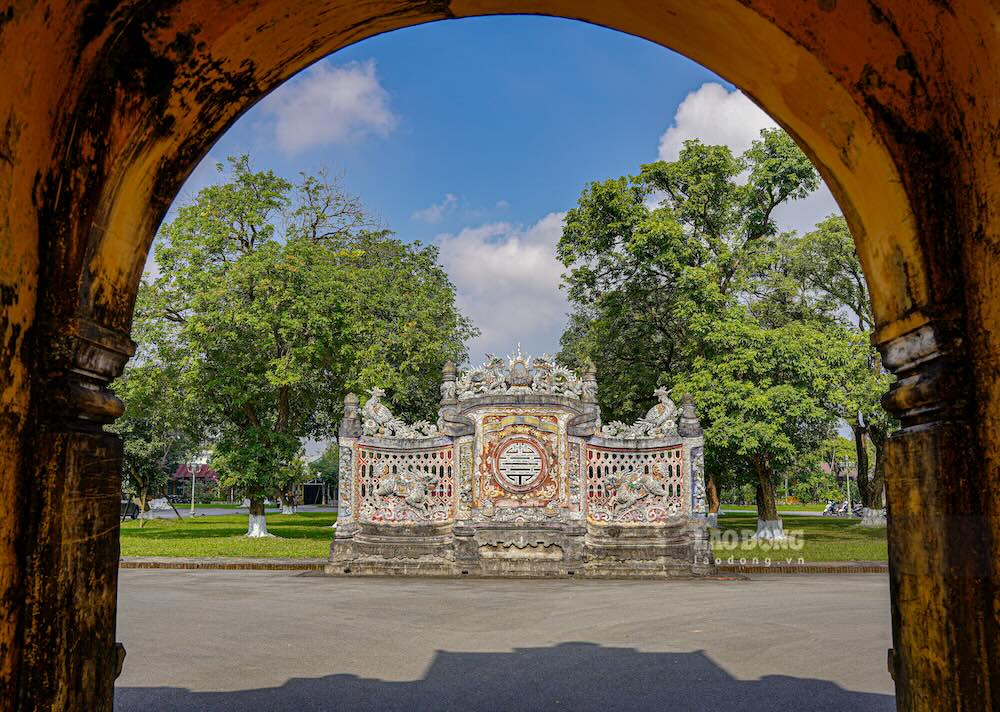 Năm 1834, vua Minh Mạng cho thành lập Viện Cơ mật để tham mưu những vấn đề trọng mật, đặc biệt là quân sự. Ban đầu, cơ quan này đặt tại nhà Tả Vu trong Hoàng thành Huế. (Trên hình là lối vào bên trong Viện Cơ mật). 