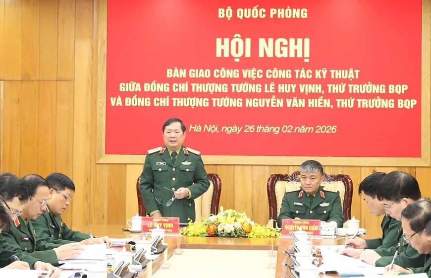 The Ministry of National Defense organized a conference to hand over technical work between Senior Lieutenant General Le Huy Vinh - Deputy Minister of National Defense and Senior Lieutenant General Nguyen Van Hien - Member of the Party Central Committee, Deputy Minister of National Defense. Photo: Ministry of National Defense