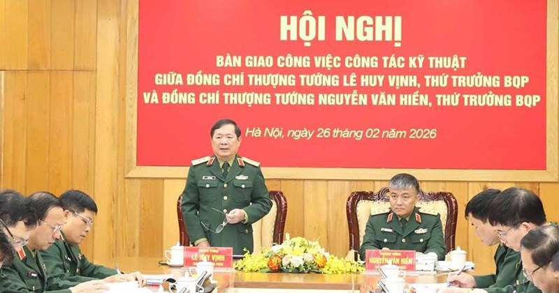 Hai Thượng tướng Quân đội nhân dân Việt Nam bàn giao công tác