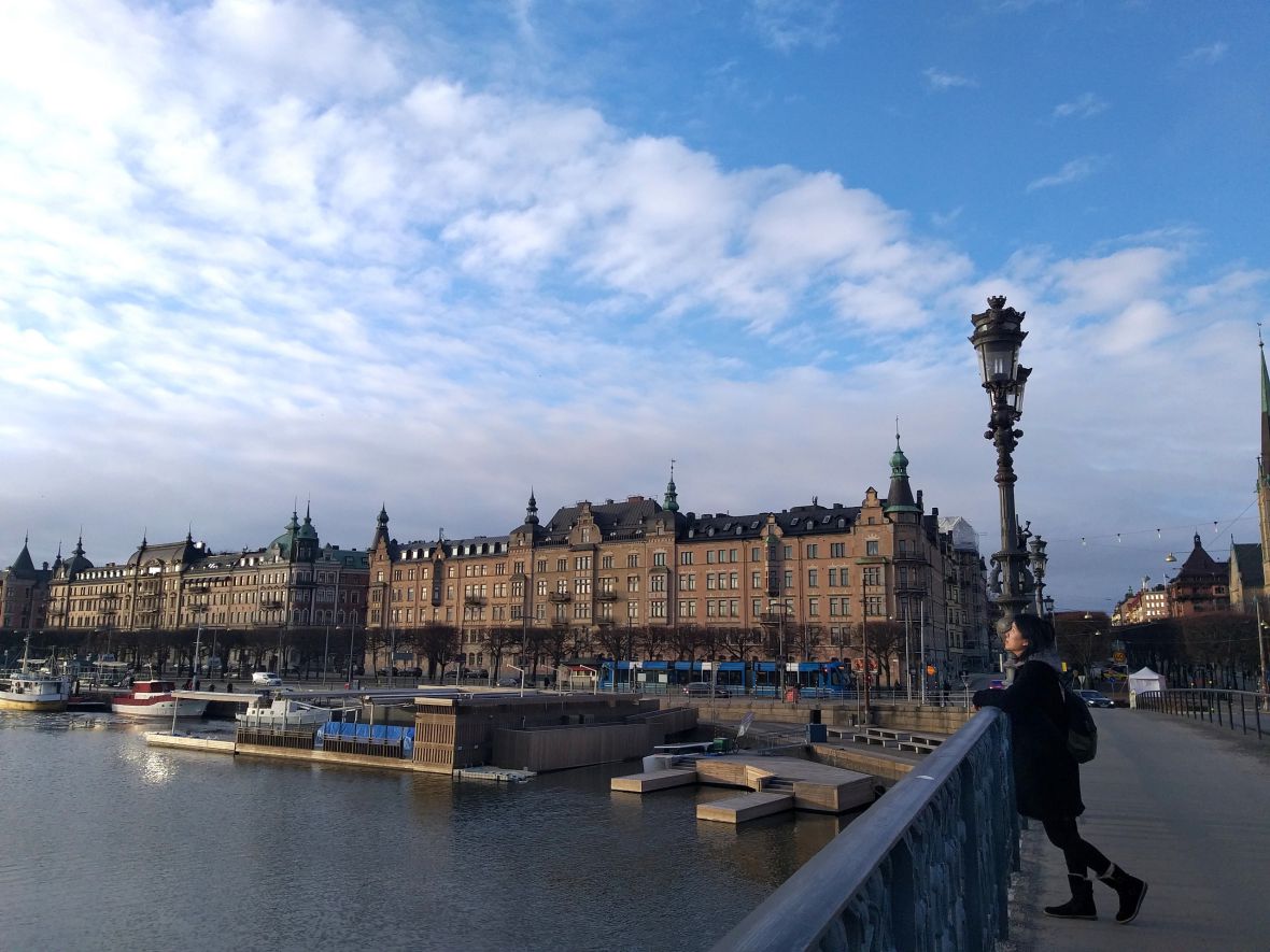 Cuối Đông, đường phố Stockholm đã sạch dấu băng tuyết. Ảnh: Bảo Trâm
