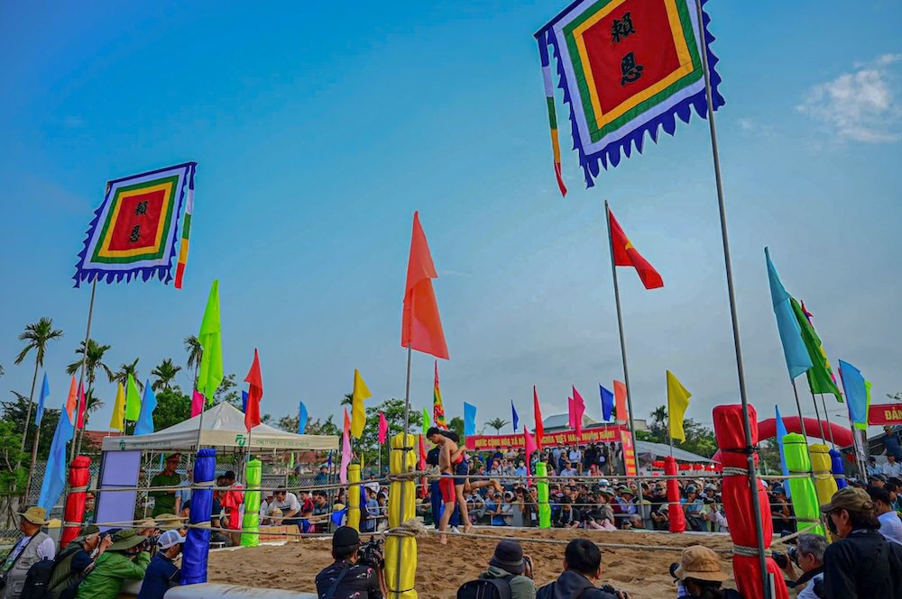 Trước đó, phần lễ được tổ chức trang nghiêm tại đình làng Lại Ân. Các bậc cao niên thực hiện nghi thức dâng hương, cầu mong mưa thuận gió hòa, quốc thái dân an. 