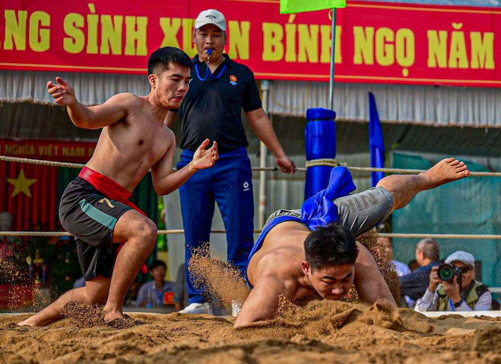 Theo luật thi đấu, người chiến thắng phải quật ngã đối thủ “lấm lưng trắng bụng”, tức lưng chạm đất và bụng ngửa lên trời, mới được công nhận thắng cuộc. 