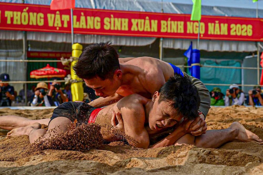 Những màn so tài ngang sức ngang tài khiến khán giả nhiều phen nín thở. Các đô vật phô diễn sức mạnh, sự dẻo dai và mưu trí qua từng thế vật. 