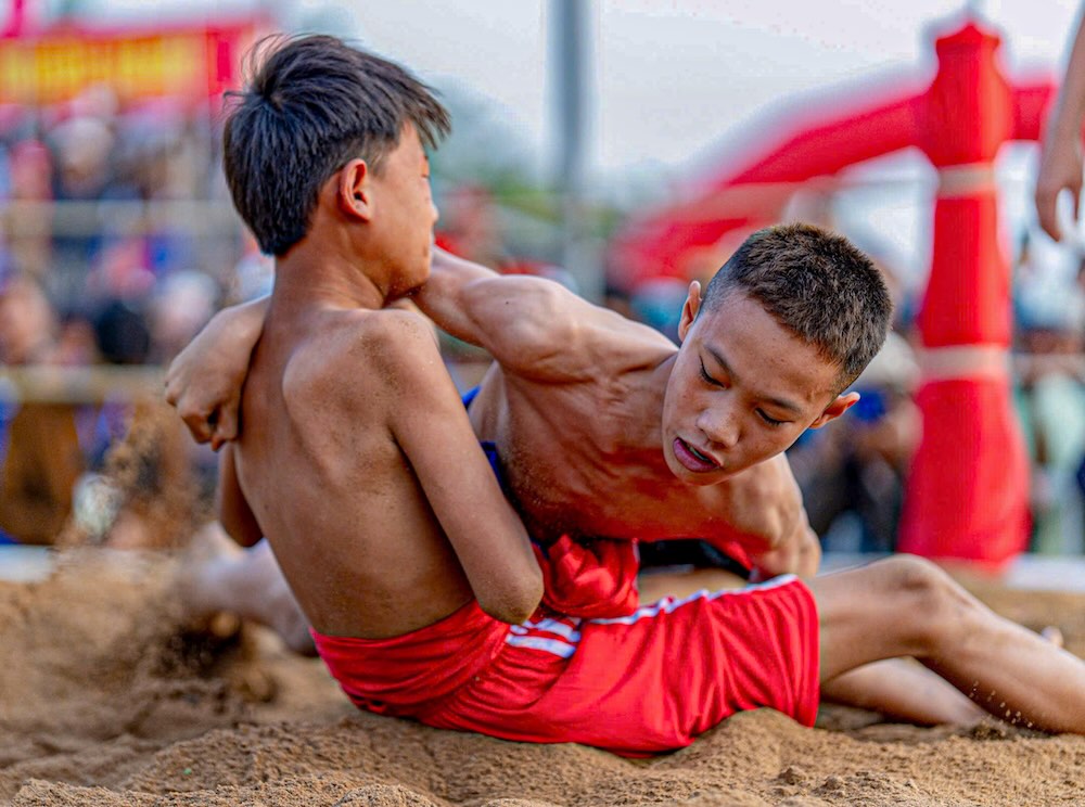 Ánh mắt quyết tâm, gương mặt lấm tấm mồ hôi của các đô vật thể hiện tinh thần thượng võ, tôn trọng đối thủ và truyền thống cha ông. (Trên hình là màn đọ sức giữa hai đô vật nhỏ tuổi).