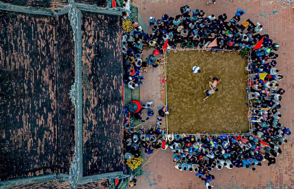 Từ sáng sớm, dòng người đã đổ về khu vực sới vật, tạo nên không khí náo nhiệt giữa những ngày đầu Xuân mới. 