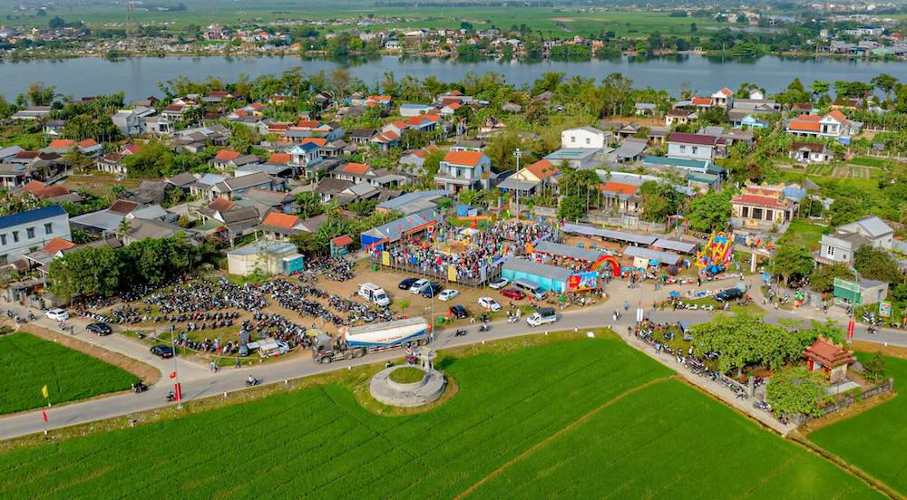 Làng Sình (phường Dương Nỗ, TP Huế) rộn ràng trong ngày 26.1 (mùng 10 tháng Giêng) khi Lễ hội truyền thống Vật làng Sình chính thức khai hội, thu hút đông đảo người dân và du khách. 