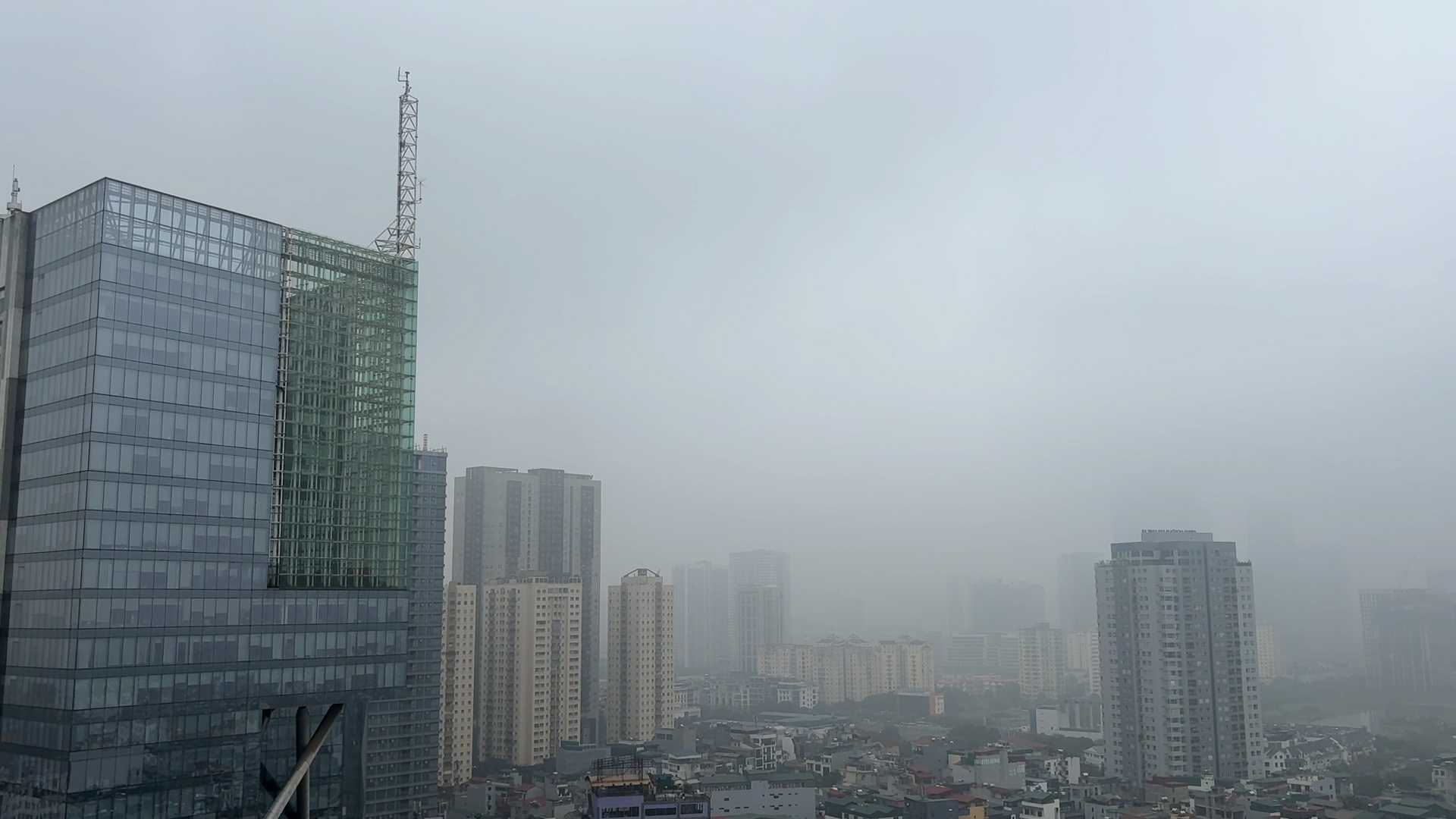 Độ ẩm cao khiến bầu trời Hà Nội mờ sương trắng xoá. Ảnh: Phương Anh