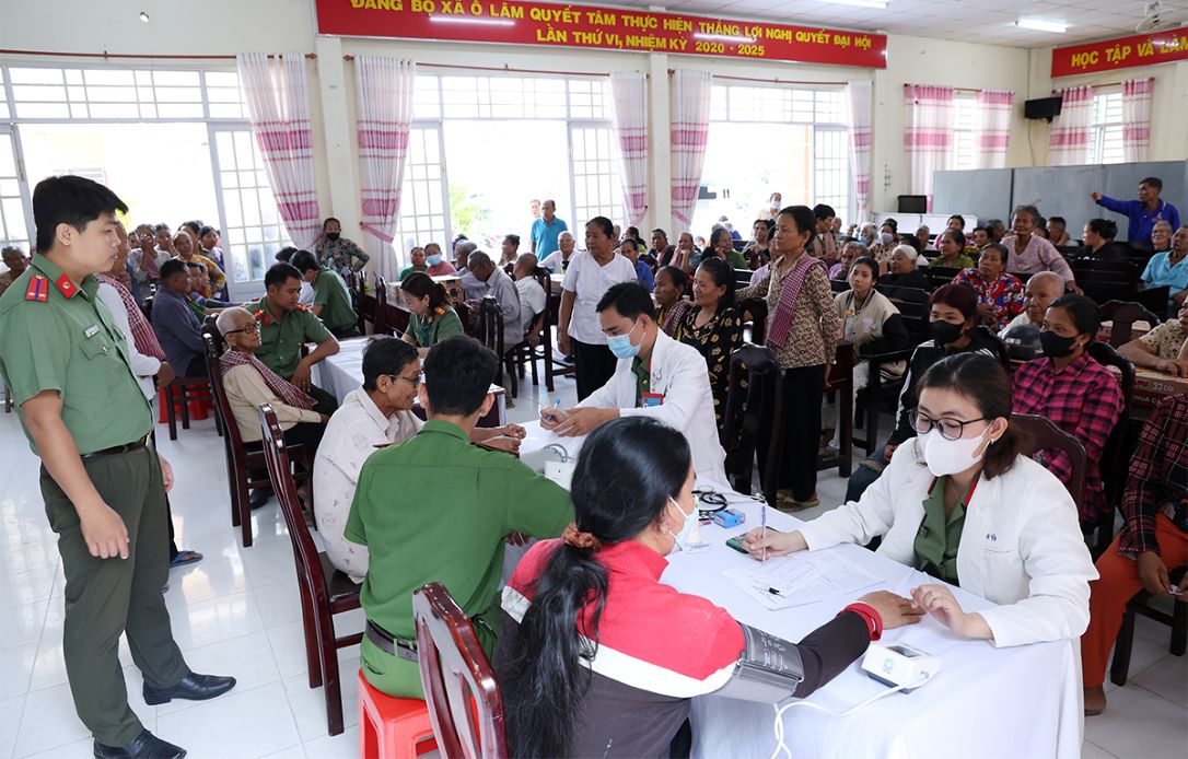 Quang cảnh buổi khám bệnh, cấp thuốc miễn phí. Ảnh: Vũ Tiến