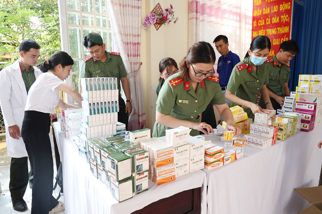 Cơ số thuốc dùng cấp phát miễn phí trong đợt khám bệnh. Ảnh: Vũ Tiến