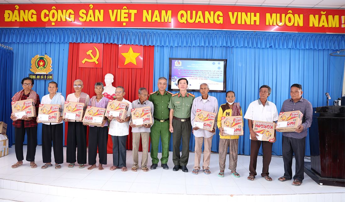 Trao tặng quà. Ảnh: Vũ Tiến