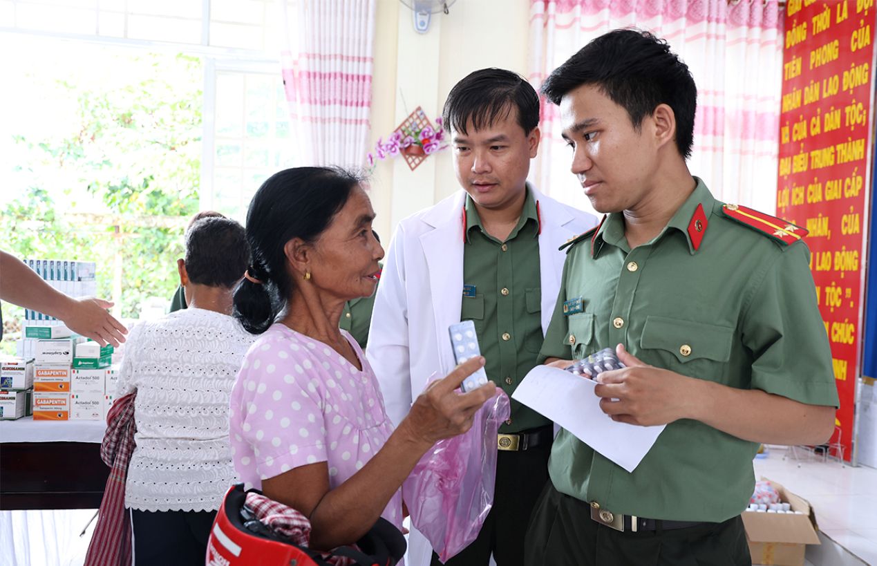 Ân cần thăm hỏi, hướng dẫn bà con cách sử dụng thuốc và các liệu pháp không sử dụng thuốc. Ảnh: Vũ Tiến