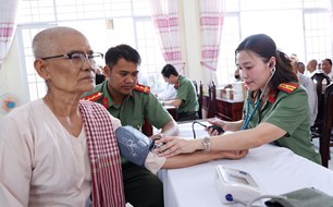 Khám bệnh, cấp thuốc miễn phí, tặng quà cho đồng bào Khmer xã Ô Lâm