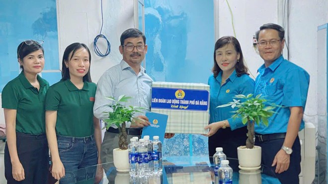 Ms. Nguyen Thi Ngoc Anh, Vice Chairwoman of the Da Nang City Labor Federation (2nd from right) is running for election as a delegate to the 11th City People's Council, term 2026 – 2031. Photo: Tuong Minh.