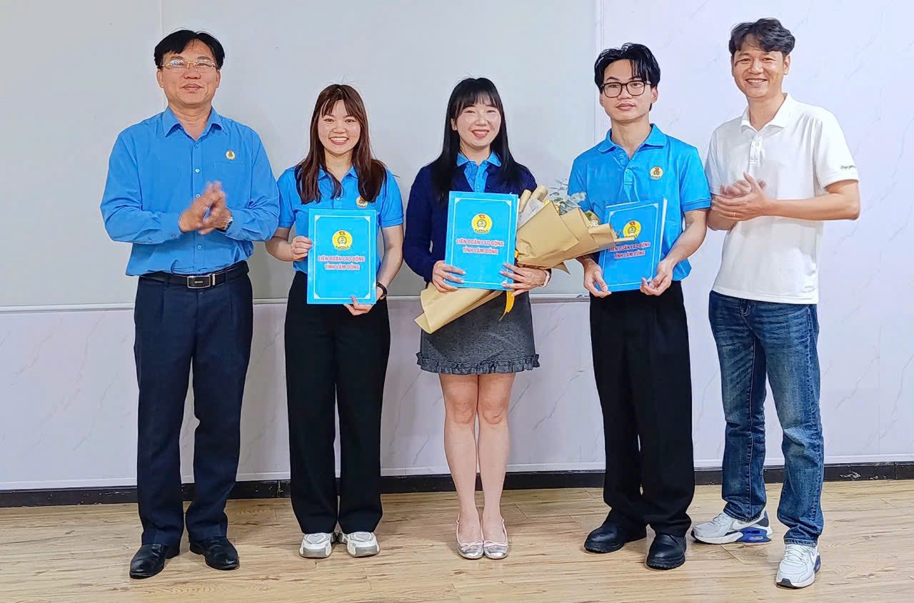 Ông Đoàn Văn Sự - Phó Chủ tịch Liên đoàn Lao động tỉnh Lâm Đồng trao quyết định thành lập công đoàn cơ sở. Ảnh: Quang Hùng