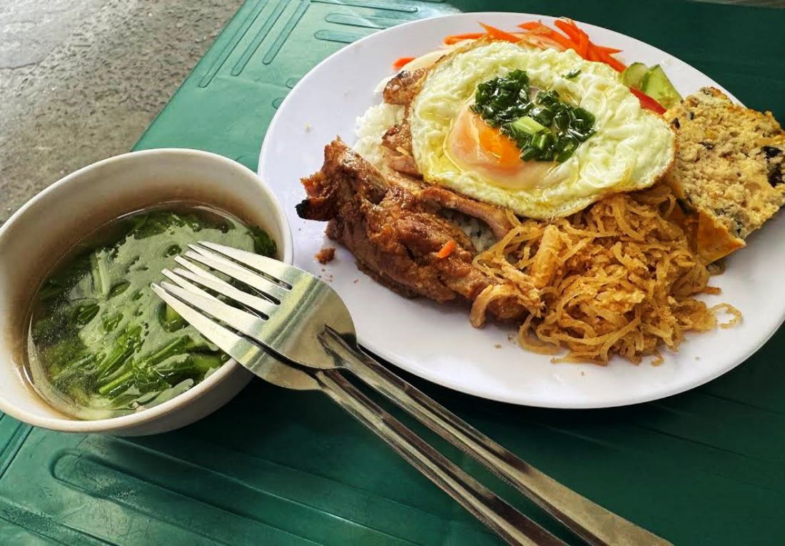 Cơm tấm sườn bì chả và trứng chiên đối diện nhà thờ Tân Định. Ảnh: Khánh Trần 
