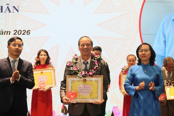Da Nang doctor receives the "Shining White Blouse" award. Photo: Nguyen Linh