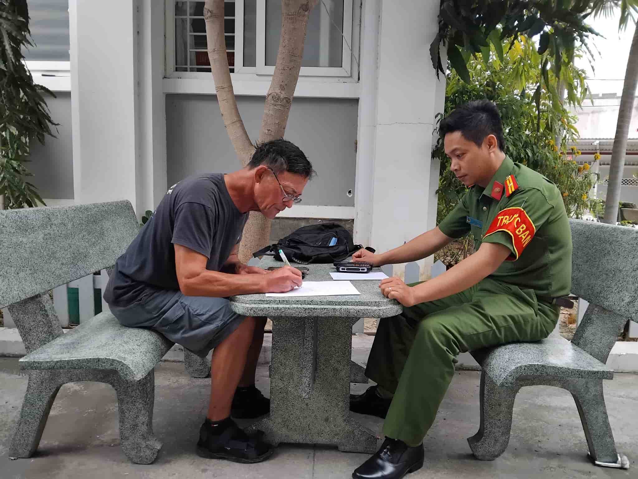 French tourists write letters of thanks to the police in Khanh Hoa for finding the lost phone. Photo: Khanh Hoa Provincial Police