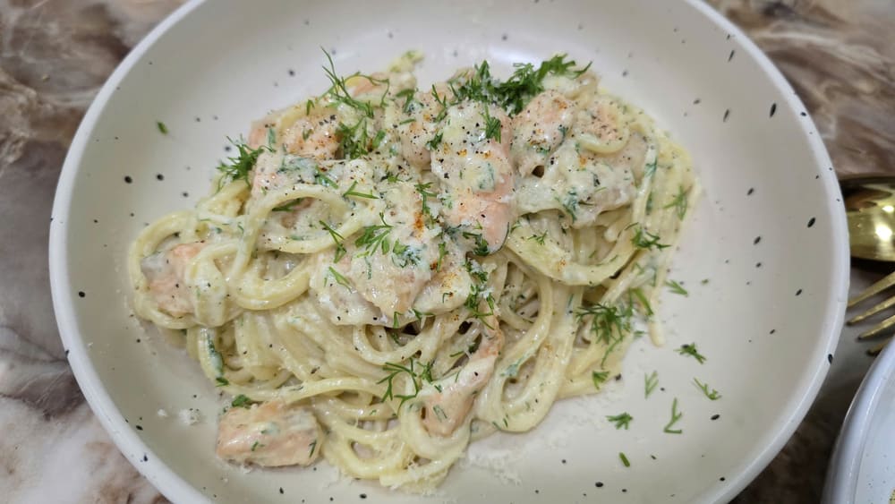Make delicious cream-soaked salmon spaghetti to enjoy on weekends. Photo: Tuan Dat
