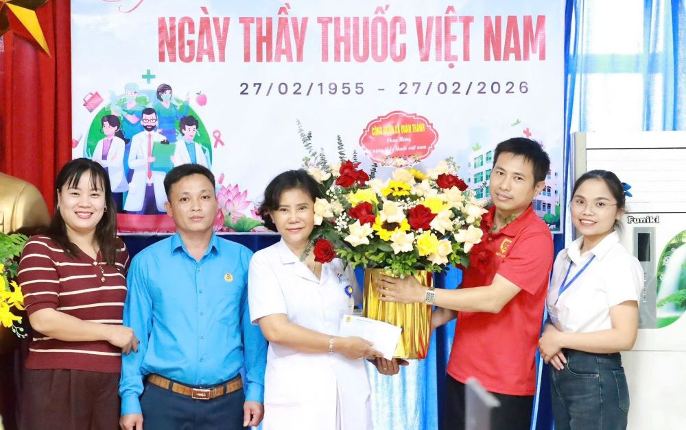 Quan Thanh Commune Trade Union visits, encourages, and expresses concern and gratitude to the team of doctors and nurses of Bao Son Hospital on Vietnamese Doctors' Day 27. 2. Photo: Nghe An Trade Union