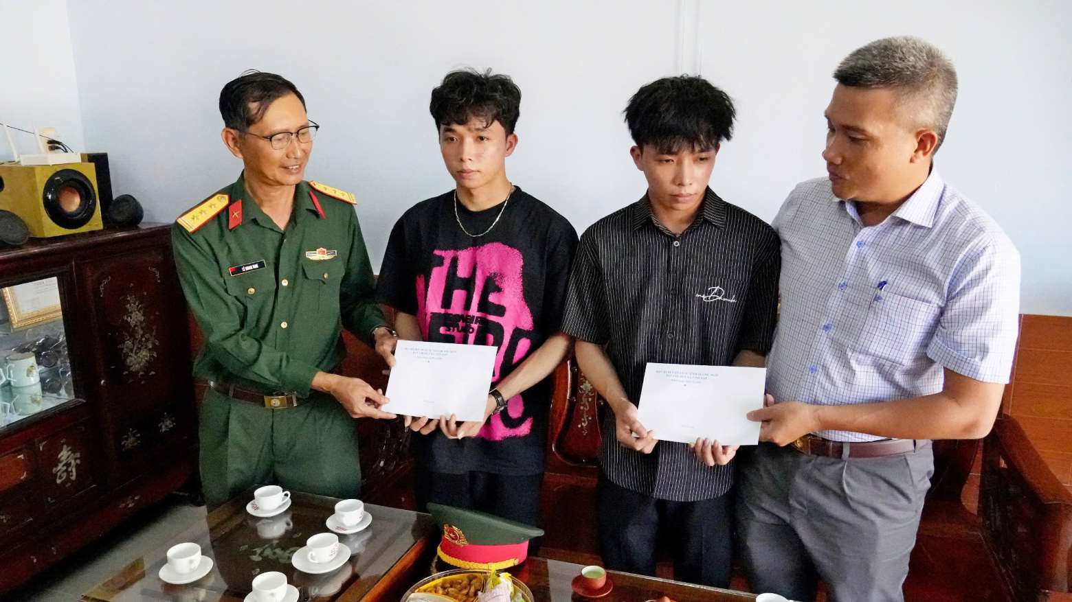 Van Tuong commune, Quang Ngai meets and encourages twin brothers before enlisting. Photo: Thanh Duy