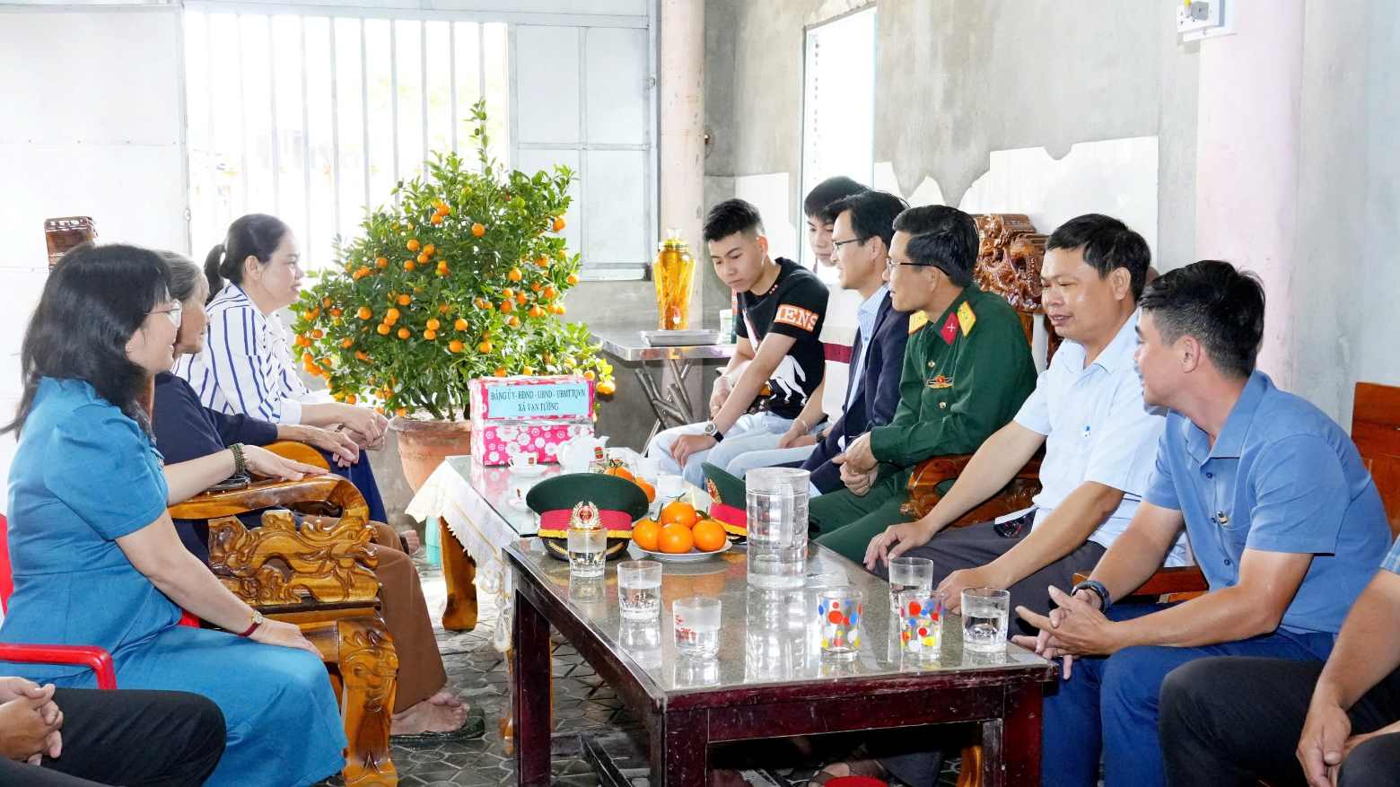 Lãnh đạo xã Vạn Tường cùng đoàn công tác gặp gỡ, động viên hai thanh niên khi có lệnh gọi nhập ngũ. Ảnh: Thanh Duy