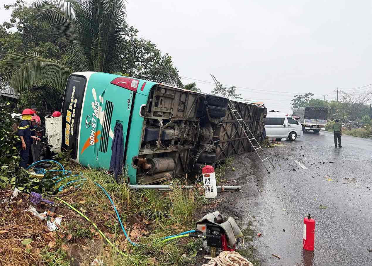 Passenger car overturns on National Highway 14 section passing through Dong Nai province. Photo: HAC