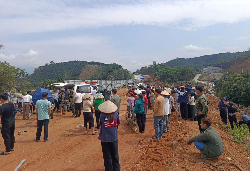 2 people injured in the car were taken to the emergency room by functional forces and people. Photo: NDCC