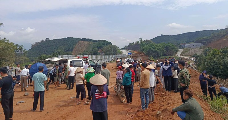 Xe con mất lái, lao khỏi cao tốc Nội Bài - Lào Cai, 2 người bị thương nặng