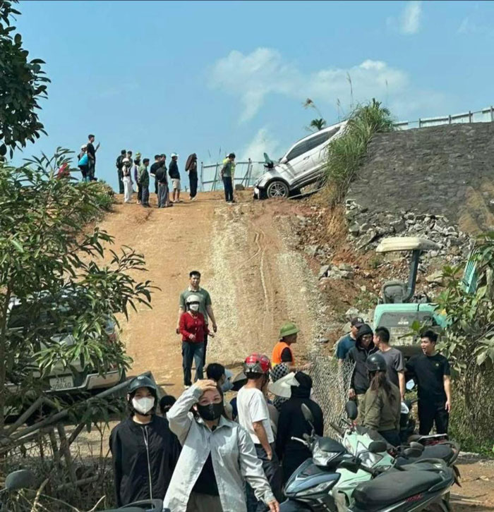 Ôtô đâm rào tôn, lao vào khu vực thi công trên cao tốc Nội Bài – Lào Cai. Ảnh: NDCC
