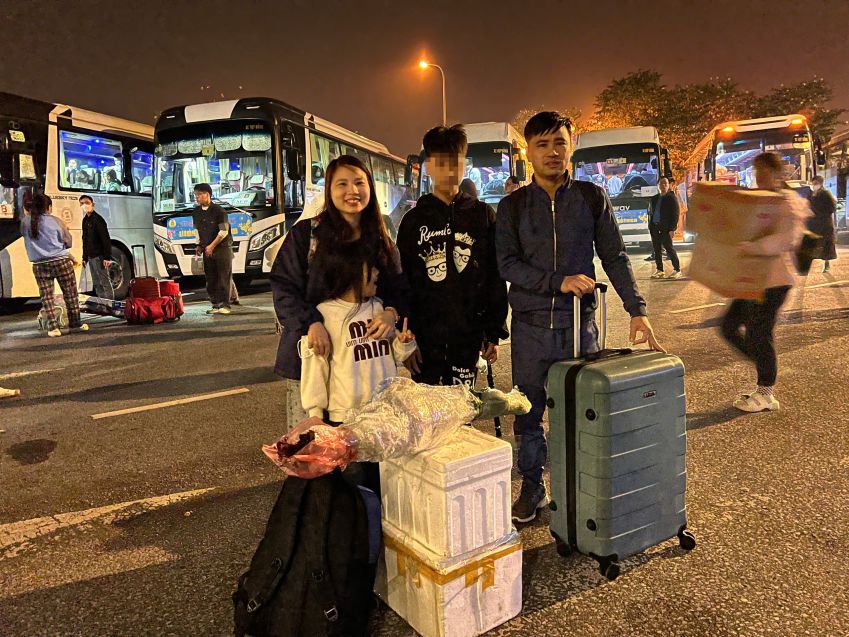Mr. and Mrs. Vu Quang Manh and Ms. Tran Thi Minh Nguyet and their children returned to their hometown to celebrate Tet by Trade Union bus, also wishing to buy social housing. Photo: Kieu Vu