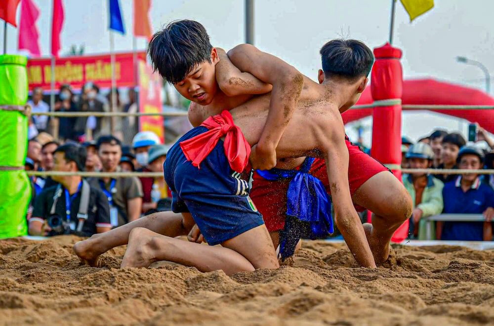 Nhiều đô vật từ thiếu niên đến thanh niên hội tụ về Làng Sình (phường Dương Nỗ) tranh tài trên sới vật mùng 10 tháng Giêng. Ảnh: Nguyễn Luân  