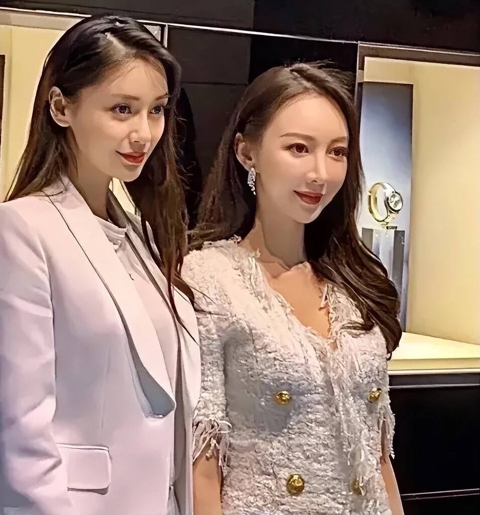 Angelababy và Diệp Kha chung khung hình khi Angelababy và Huỳnh Hiểu Minh chưa ly hôn. Ảnh: cắt từ video