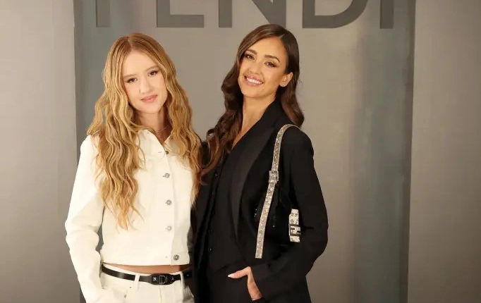 Beauty with a golden proportion body Jessica Alba takes pictures with her daughter. Photo: Cut from video.