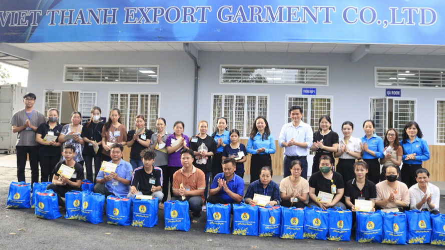 LĐLĐ TP Cần Thơ thăm và tặng quà công nhân Công ty. Ảnh: LĐLĐ TP Cần Thơ