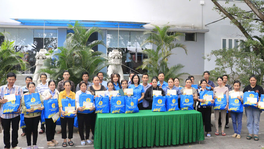 LĐLĐ TP Cần Thơ thăm, tặng quà công nhân Công ty Cổ phần Thủy Sản NTSF. Ảnh: LĐLĐ TP Cần Thơ 