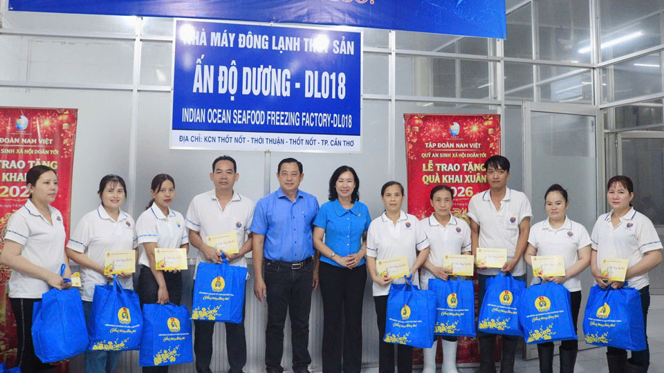 LĐLĐ TP Cần Thơ thăm, tặng quà công nhân Công ty TNHH MTV Ấn Độ Dương. Ảnh: LĐLĐ TP Cần Thơ