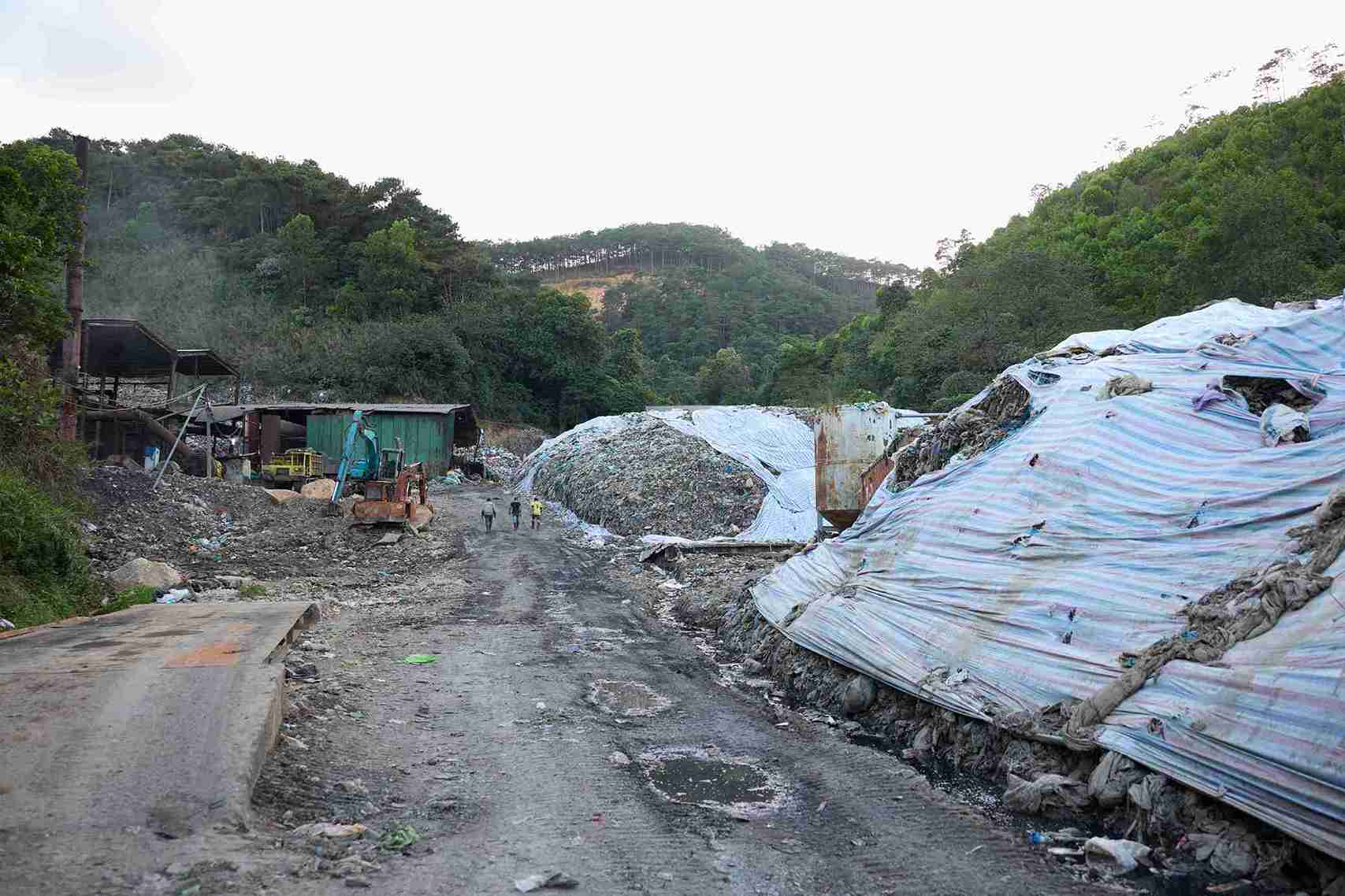 Two waste treatment plants in Bao Loc and Da Lat are facing many difficulties because they cannot sign waste treatment contracts with relevant agencies and units. Photo: Phuc Khanh