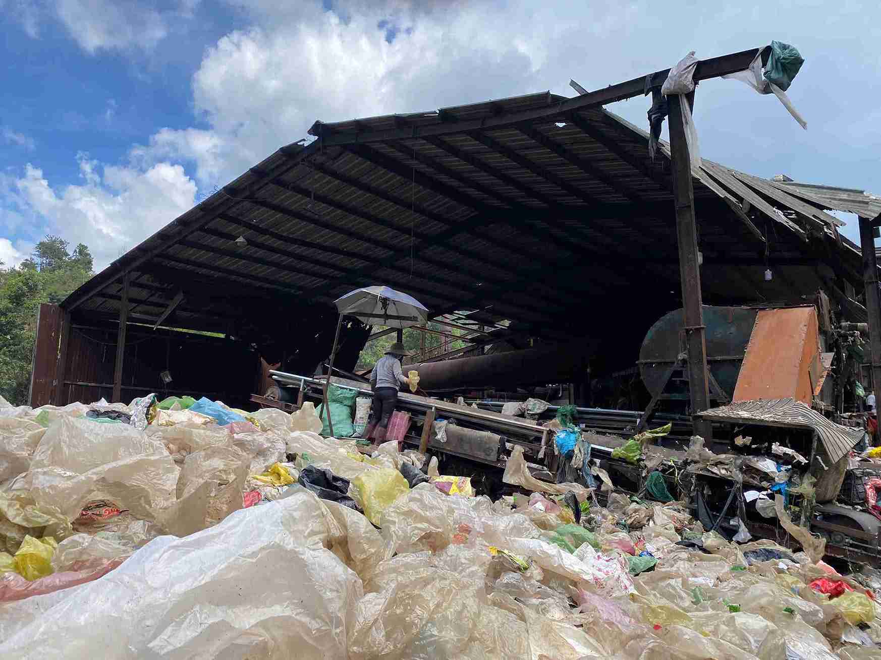 Thời gian qua, dù chưa ký hợp đồng xử lý rác, nhưng Nhà máy rác Bảo Lộc vẫn cố gắng hoạt động. Ảnh: Phúc Khánh 