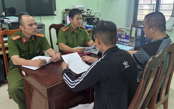 Không cảnh giác với thủ đoạn tinh vi của nhóm lừa đảo, hai thanh niên quê Gia Lai bị lừa sang Campuchia may mắn được trở về nhà. Ảnh: Công an 