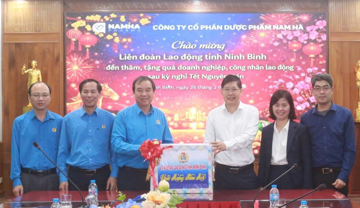 Trade union levels in Ninh Binh province visit and give gifts to businesses in the area. Photo: Dieu Anh