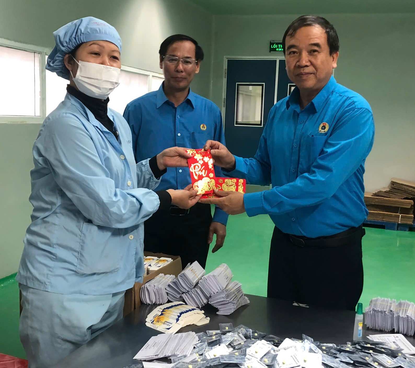 Ông Vũ Hồng Minh - Phó Chủ tịch LĐLĐ tỉnh Ninh Bình lì xì năm mới cho CNLĐ tại Công ty Dược phẩm Nam Hà. Ảnh: Diệu Anh