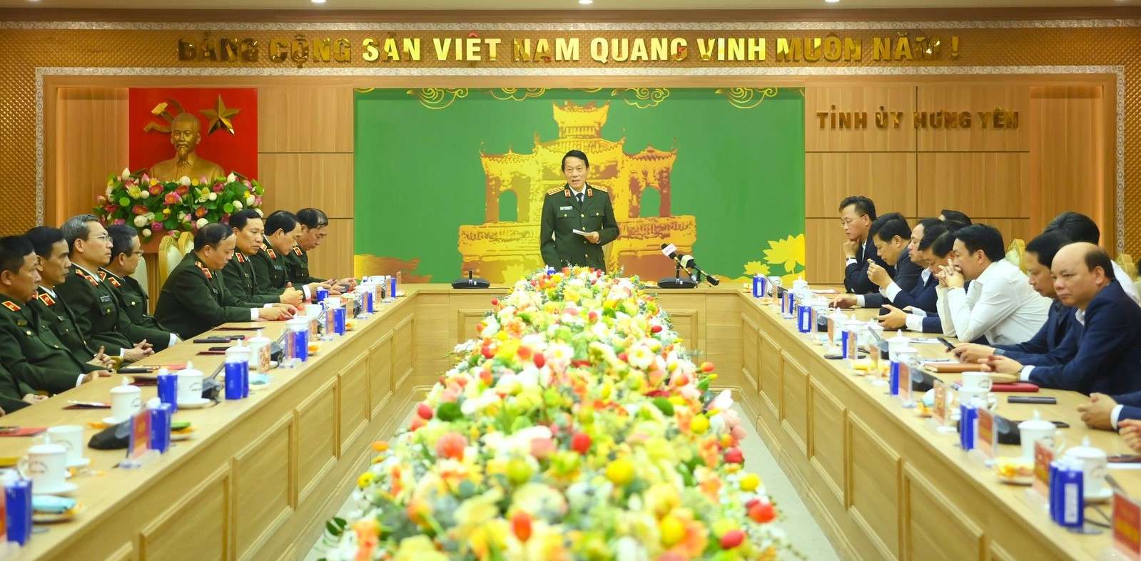 Minister Luong Tam Quang and the working delegation visit and wish Tet to the Party Committee, government and people of Hung Yen province. Photo: Mai Huong